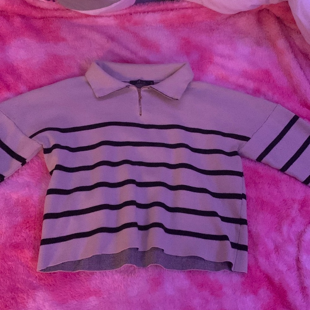 Barely worn sweater, in good condition